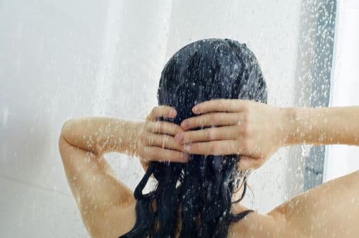 Toma un buen baño. Comienza con agua caliente y finaliza con agua fría. Esta ducha estimulará la circulación en todo tu cuerpo y te ayudará a eliminar toxinas.
<br>