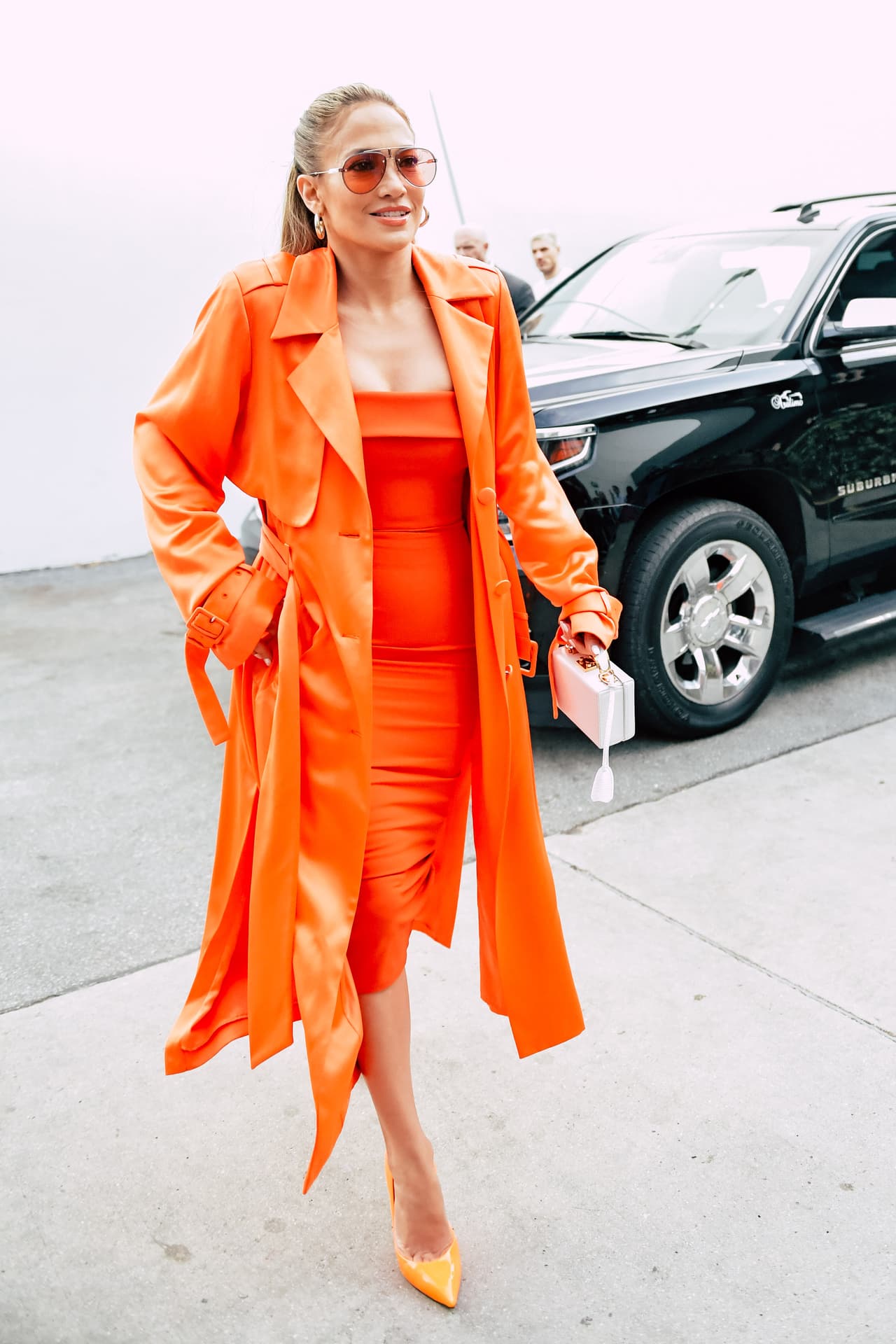 En primera instancia llamó la atención el look monocromático que solo rompió con el minibolso blanco estructurado de forma cuadrada.