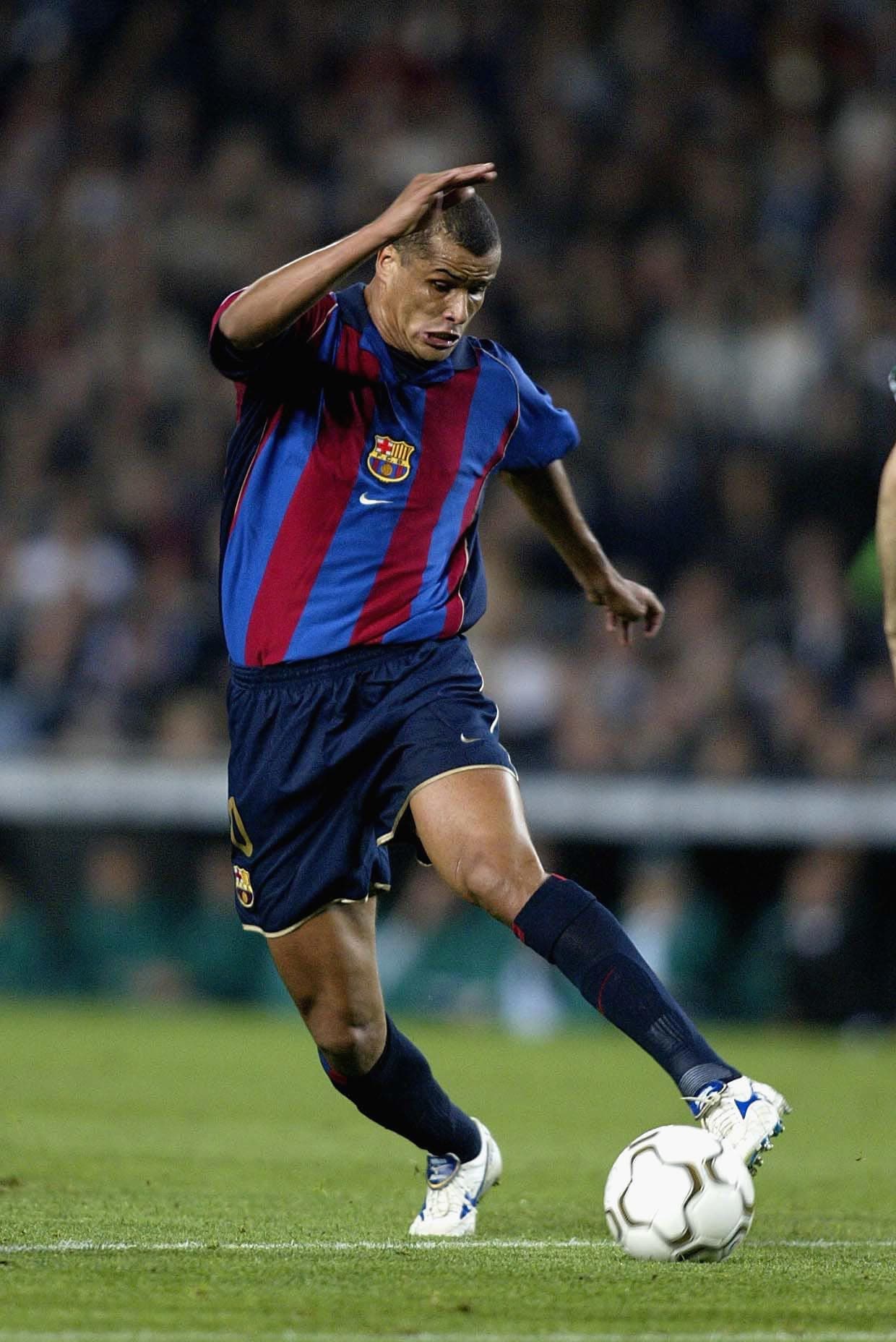 Rivaldo llegó en 1997 a Barcelona y casi de inmediato se convirtió en una figura del club. Aunque duró hasta 2002, se le recuerda por su capacidad goleadora y su calidad para resolver con elegancia en el arco rival.