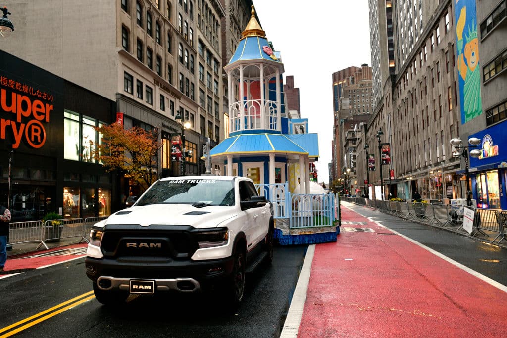 Una vista de la carroza New York Life que transita por una calle sin gente debido a las restricciones que no permitieron público a causa de la pandemia de covid-19 en el Desfile Anual del Día de Acción de Gracias de Macy's.
