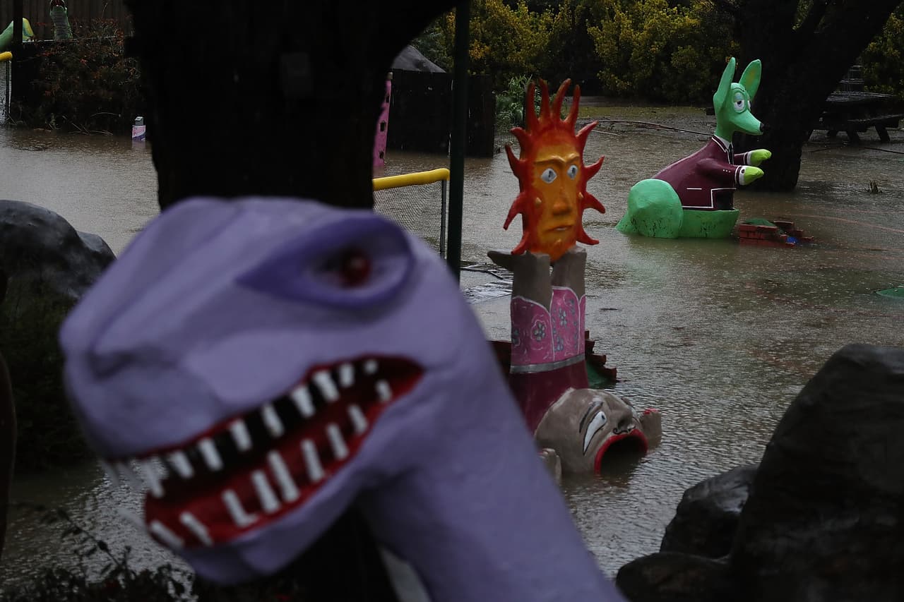 Una nueva serie de tormentas está trayendo fuertes lluvias e inundaciones a varios poblados como Guerneville y Forestville en el norte de California unos días después de que la lluvia y las tormentas de nieve golpearon la región trayendo una gran cantidad de agua que beneficiaría a California, un estado severamente afectado por la sequía.