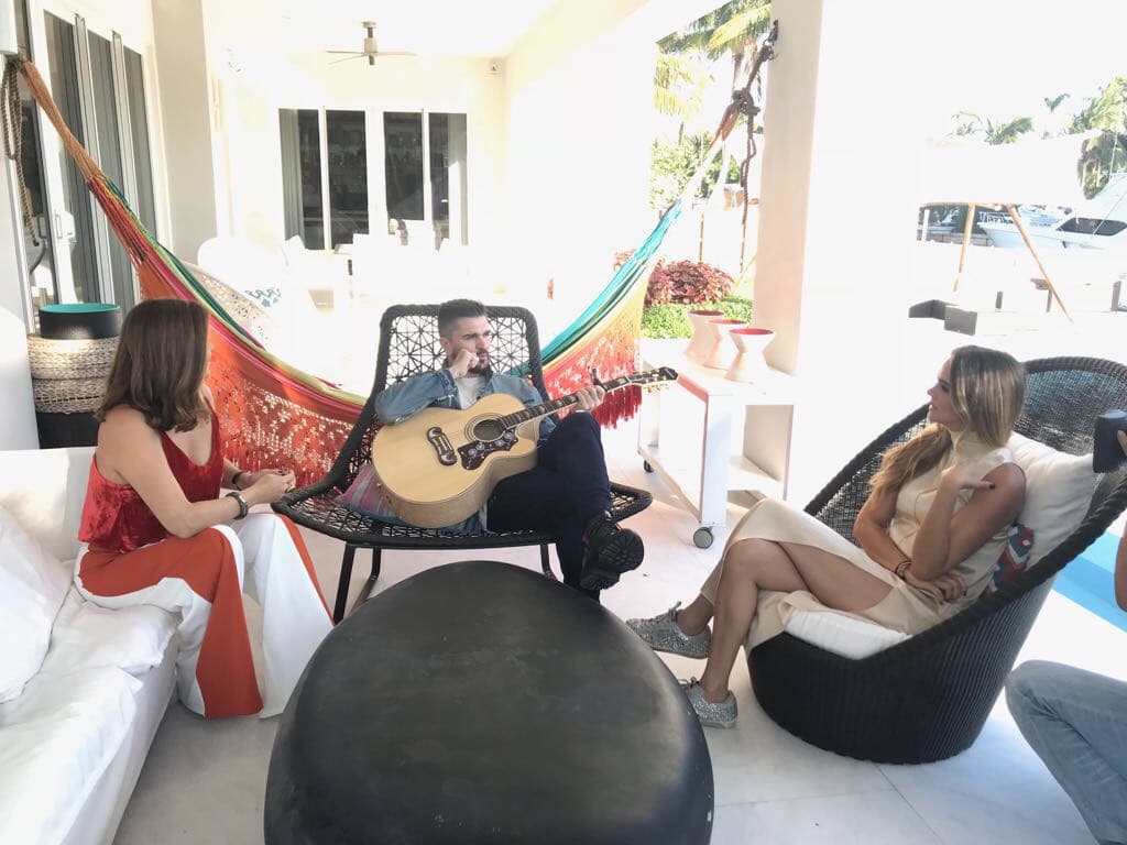 La anécdotas tampoco podían faltar en esta plática entre amigos, y hasta nos enteramos que Juanes llama a su esposa por su segundo nombre, 'Cecilia'.