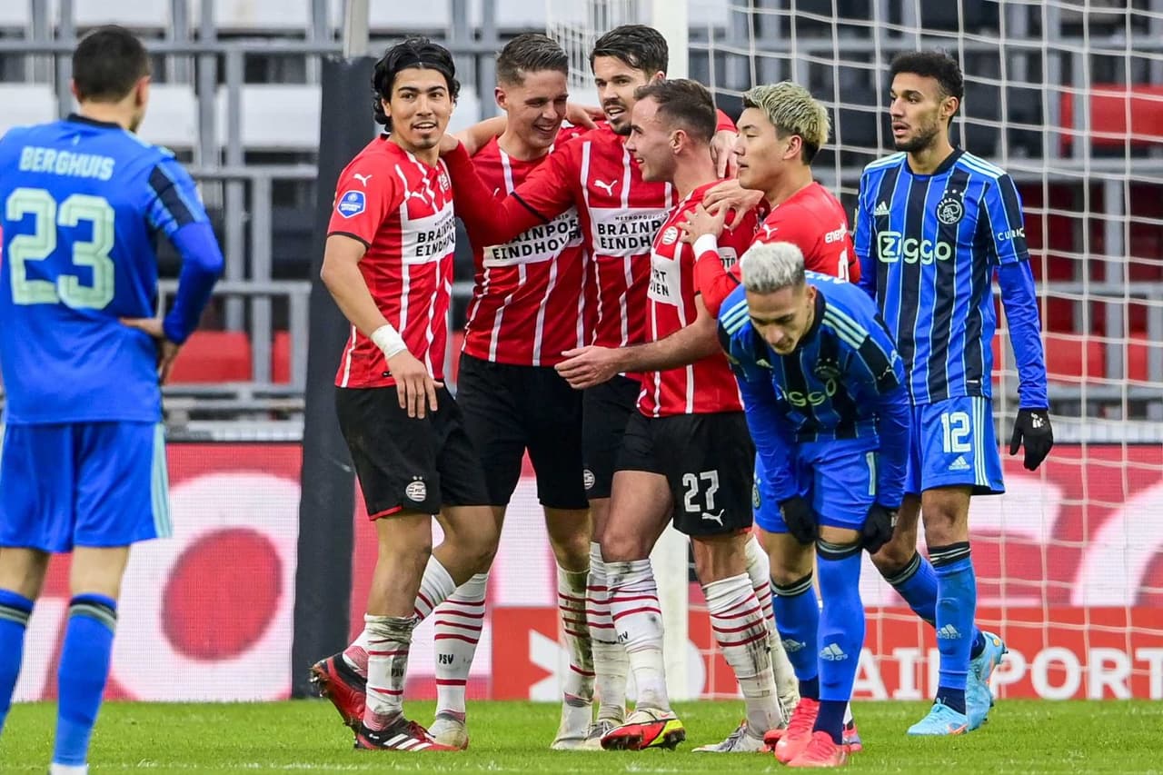 Edson Álvarez y Erick Gutiérrez fueron titulares en duelo de mexicanos en el PSV vs Ajax donde los de Amsterdam ganaron 1-2 de visitante y son líderes Eredivisie.