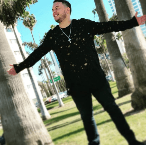 Mientras que en la publicación aclaratoria de Méndez, él la sigue llamando "su esposa".