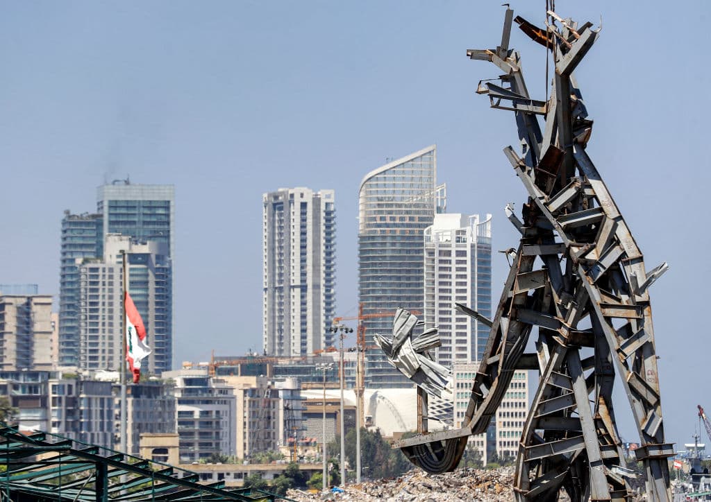 Un año después, las huellas de la explosión todavía son visibles. Esta escultura de metal hecha por el artista libanés Nadim Karam con los escombros que dejó la explosión, recuerda la tragedia.