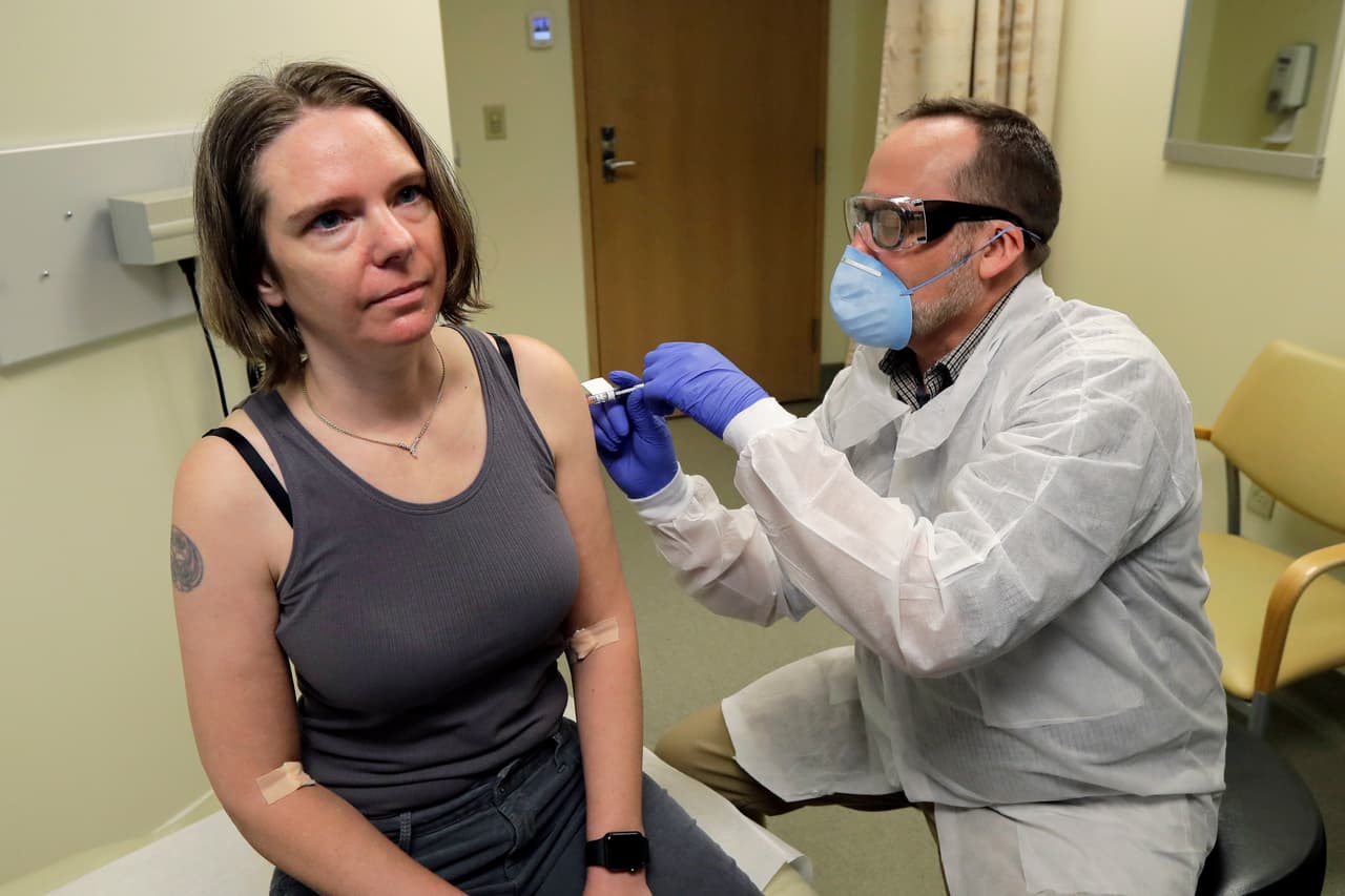 <b>17 de marzo de 2020: se registran casos de coronavirus en los 50 estados. </b>
<br>
<br>Virginia Occidental fue el último en reportar un enfermo de covid-19.
<br>
<br>El día anterior Jennifer Haller fue
<a href="https://www.univision.com/noticias/salud/la-carrera-por-la-vacuna-contra-el-coronavirus-asi-fueron-las-primeras-pruebas-en-humanos-en-estados-unidos-fotos-fotos"> <u>la primera voluntaria en recibir una dosis de prueba para una vacuna</u></a> en EEUU, en un Instituto de investigación de Seattle, Washington. En esa ciudad había muerto la primera persona por el coronavirus en Estados Unidos, el 28 de febrero.