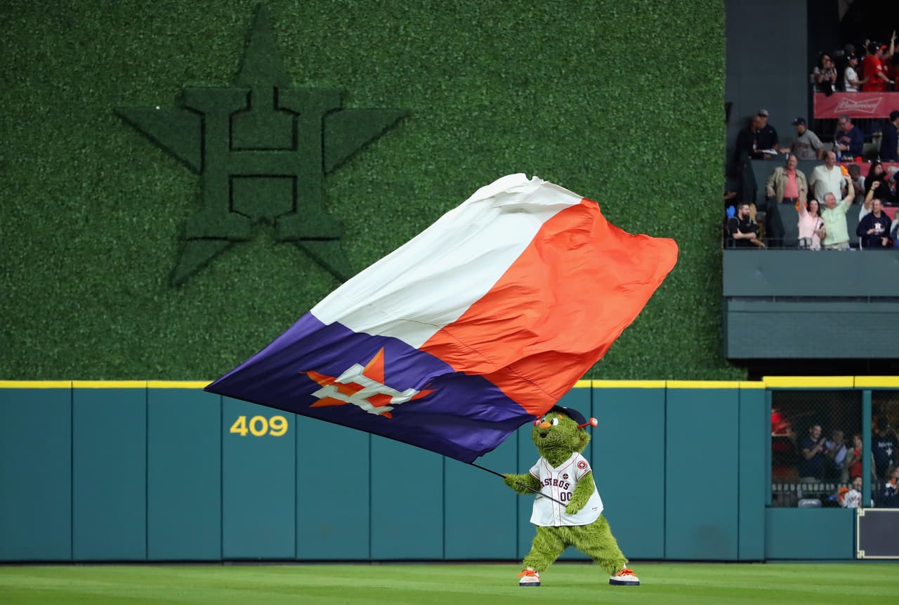 Desde horas antes del arranque el juego, Orbit estuvo en el Minute Maid Park animando a todos los asistentes.