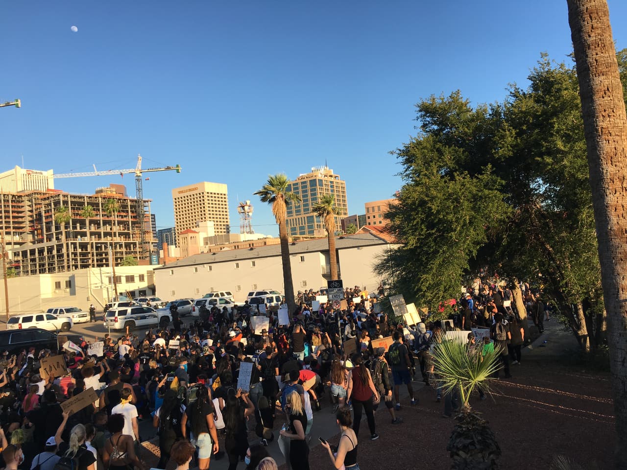A minutos de iniciar el toque de queda en Arizona la manifestación se disolvió de manera pacífica.