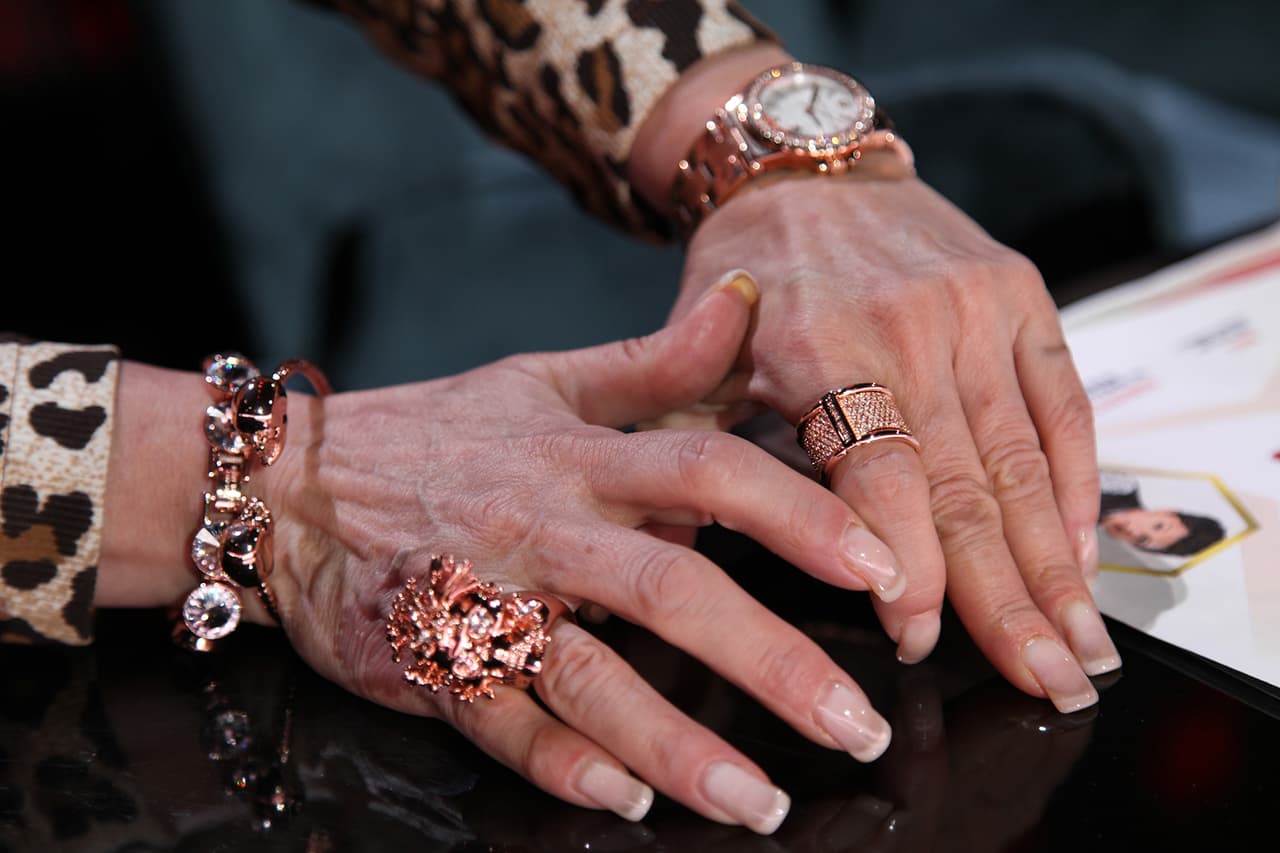 La joyería que utilizó esa noche Verónica estuvo muy a tono: anillos, brazaletes y un reloj en oro rosado fueron el complemento ideal.