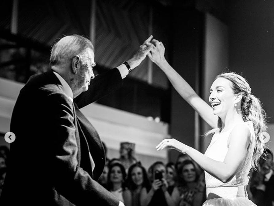 "Qué admiración por tu garra, por tu convicción, por tu fe, por tu rectitud, por tu generosidad, por tu decisión, por tu inteligencia, por tu sabiduría, por tu fuerza incansable, por tu ser amoroso, por ser ejemplo, pilar y estandarte para los que tenemos la enorme suerte de formar parte de esta familia... me puedo seguir horas y horas".
<br>