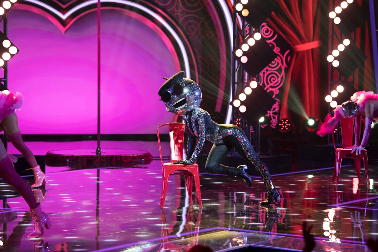 Tras eso comenzaron las actuaciones de los tres finalistas de ¿Quién Es La Máscara? y la primera en salir al escenario fue Disco Ball.