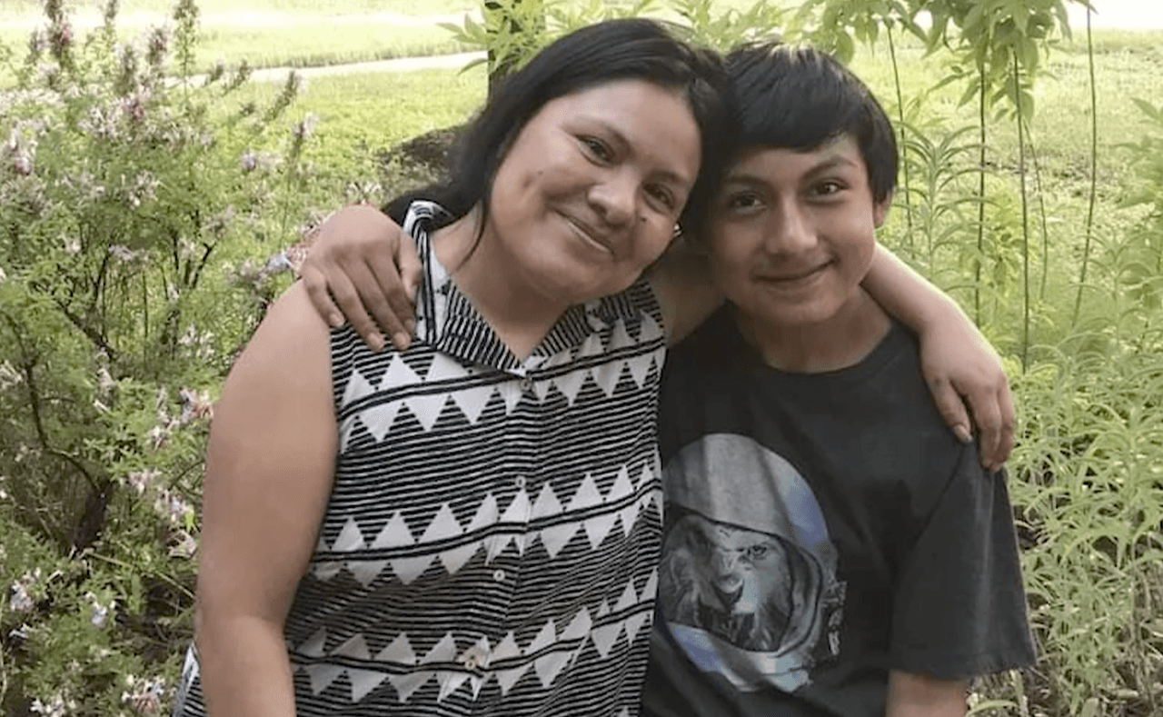 “Ha sido muy duro”: Madre hispana refugiada en iglesia teme nueva orden de deportación