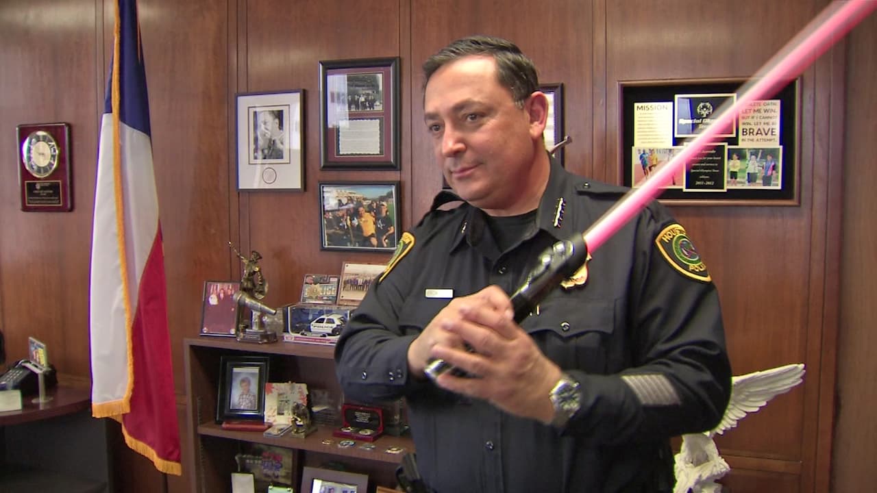 Detrás de la imagen de policía fuerte y dedicado a su trabajo, el jefe Acevedo esconde una persona muy jocosa, jovial, bromista y eterno fanático de Star Wars.