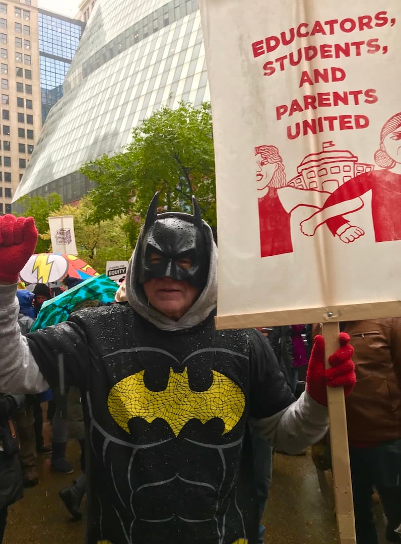 Un maestro se disfrazó de Batman.