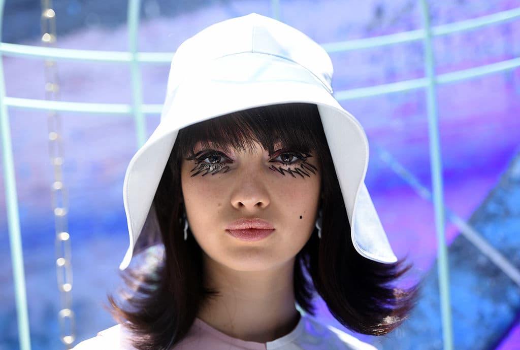 Otro de los looks del desfile de 
<a href="https://www.sophiawebster.com/">Sophia Webster.</a> El delineado gráfico se lleva en el parte media del párpado. Mientras que en la zona de la ojera se llevan trazos que nos remiten a un estilo de muñeca.
<br>