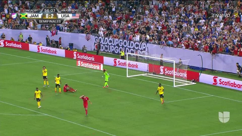 Tiro desviado de Gyasi Zardes