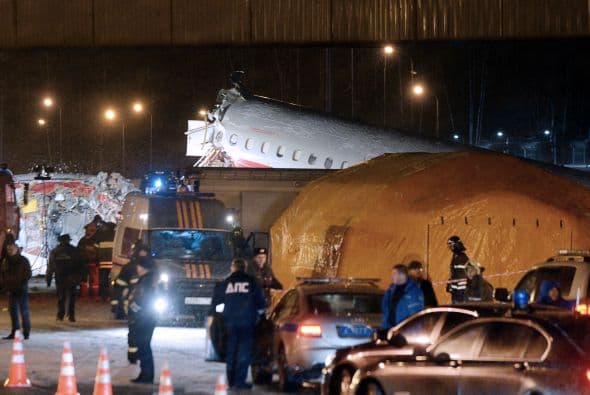 La cabina del avión cayó sobre la calzada de la autopista ante el asombro de los conductores que circulaban a esa hora a la altura del aeropuerto.