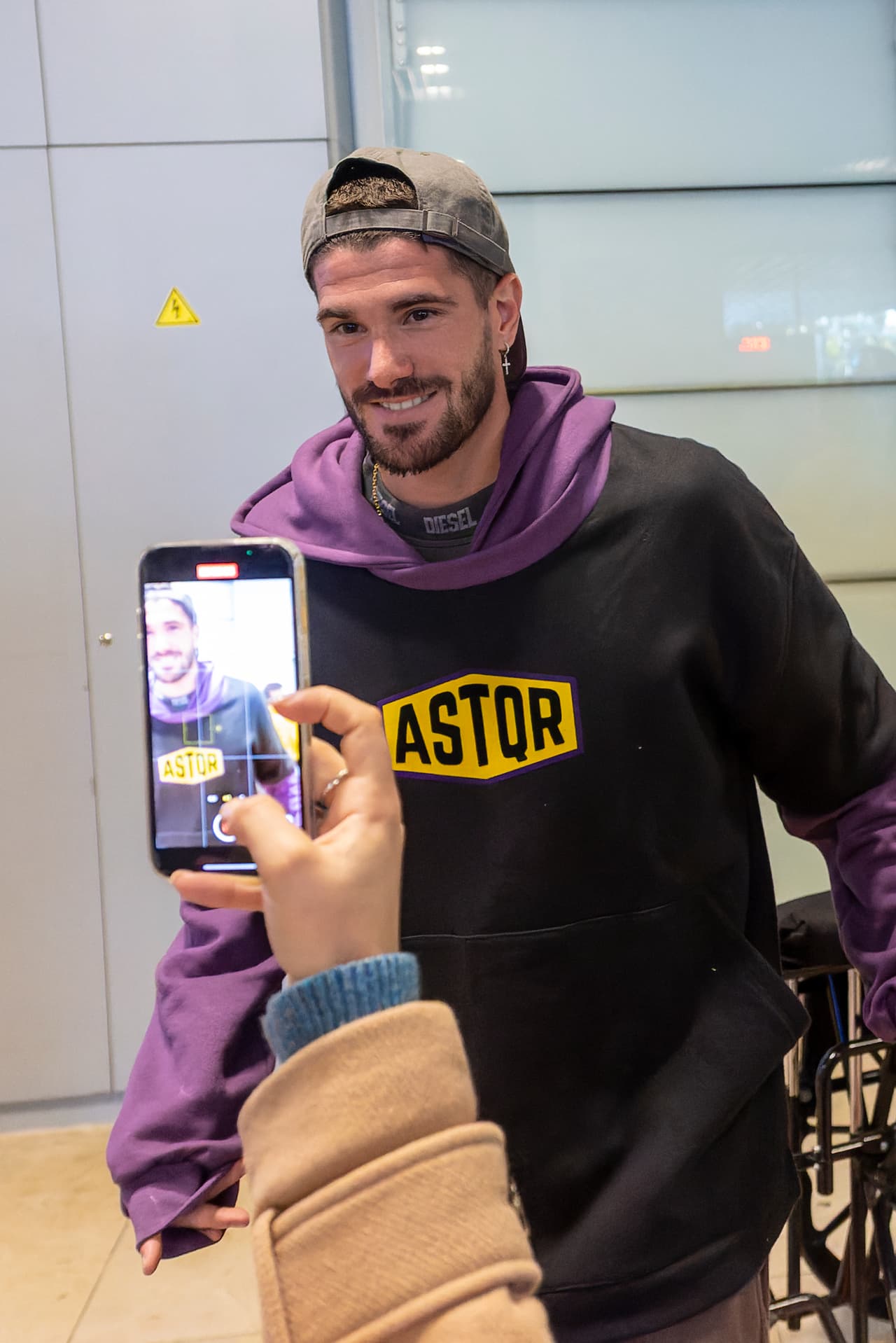 El jugador del Atlético de Madrid y ganador de la Copa del Mundo con Argentina, Rodrigo de Paul, también lució con una gran sonrisa en su rostro al aterrizar en la capital española junto a su amada.