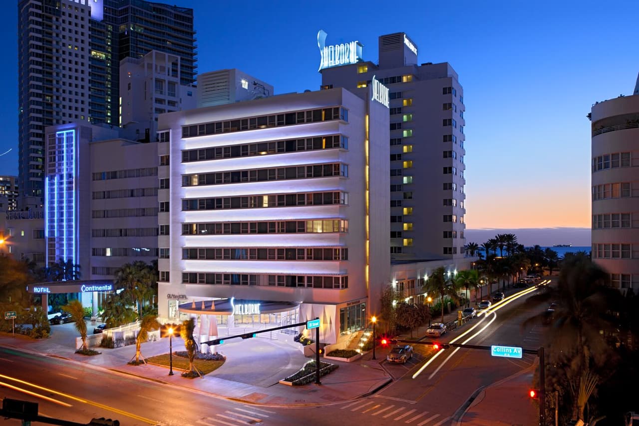 <b>Hotel: Shelborne South Beach. </b>Este increíble hotel celebrará el gran partido mostrando la transmisión en vivo en su jardín botánico Oasis Garden. Y en el bar de la piscina se servirán comidas y bebidas especiales. También se puede ver desde las cabañas privadas a la orilla de la piscina. 
<b>Dirección:</b> 1801 Collins Ave, Miami Beach.
<br>