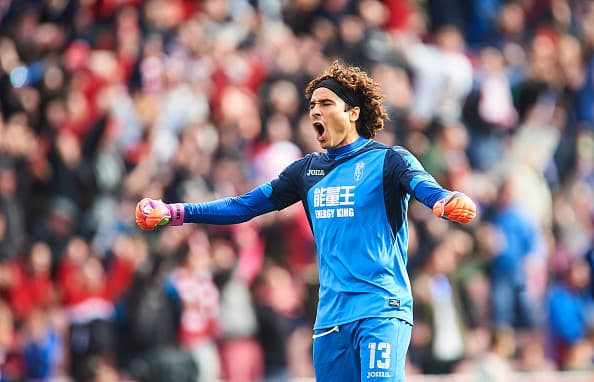 Ex compañero de Guillermo Ochoa quiere ganarle el 'Derbi de Andalucía'