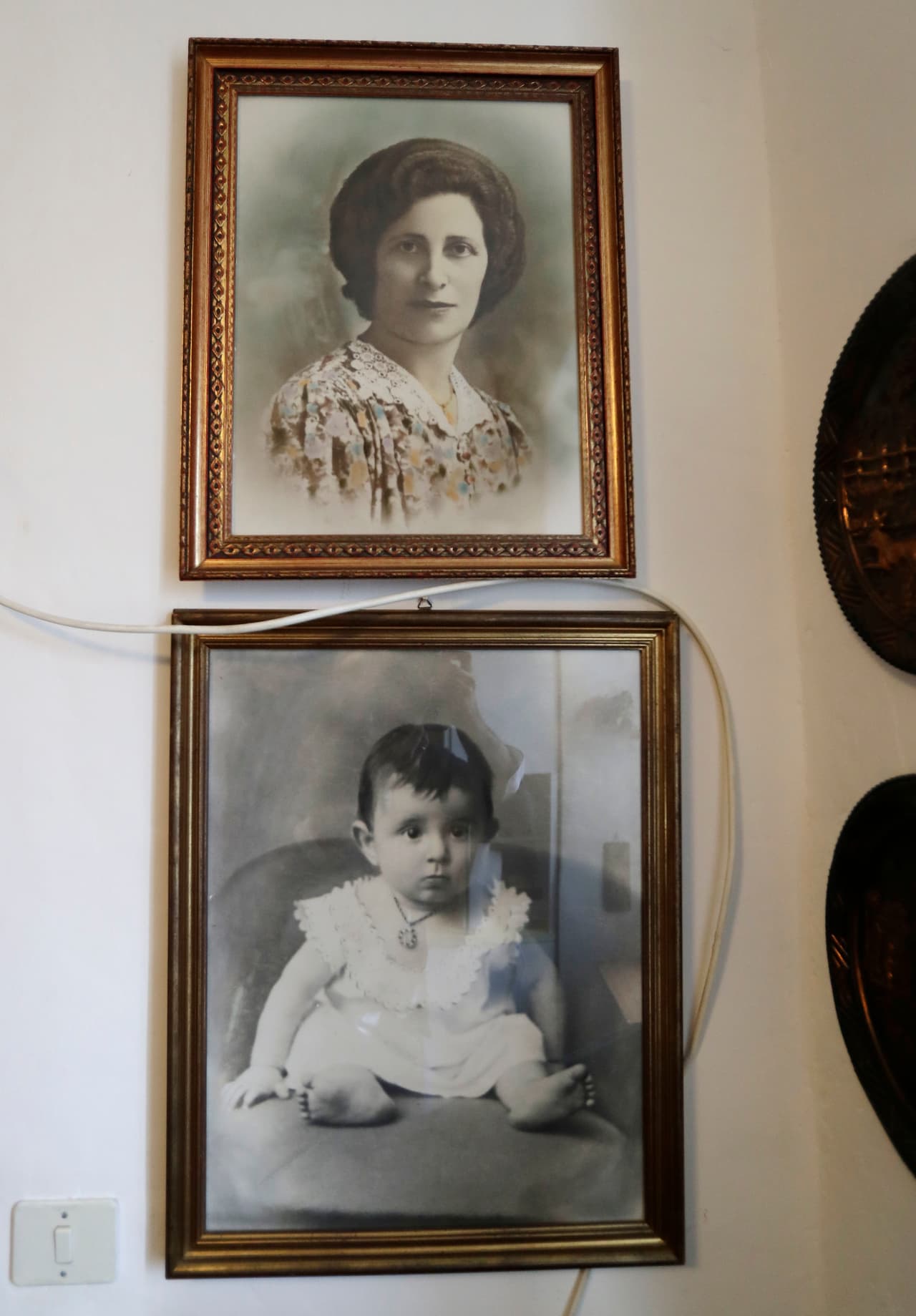 La anciana comenzó a ingerir huevos crudos para compensar la anemia, contó al diario The New York Times. En la foto superior, Morano a los 43 años. En la inferior cuando tenía apenas 18 meses. (Foto de Antonio Calanni/AP)