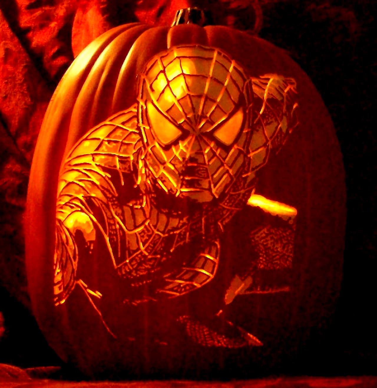 Él talló a diferentes famosas y famosos en sus calabazas.