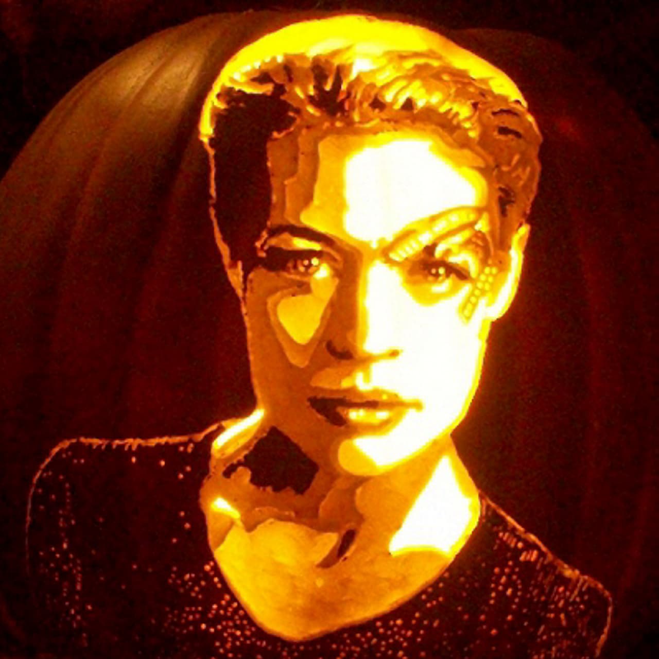 Justo a tiempo para celebrar Halloween, presentó lo más reciente de su trabajo.