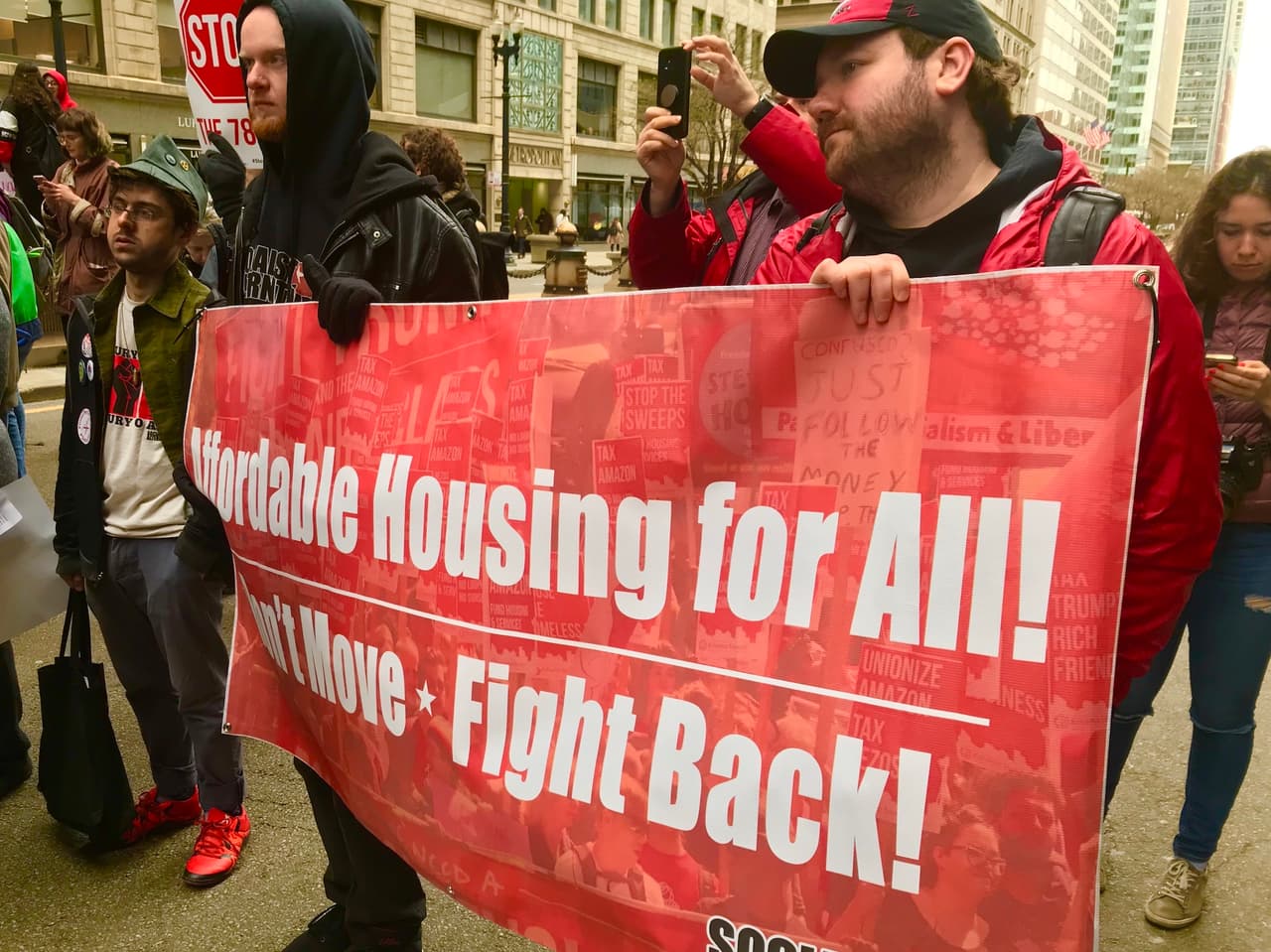 "Vivienda accesible para todos", dice un letrero durante una protesta contra los proyectos de Lincoln Yards y "La 78". Residentes de Chicago salieron a manifestarse este 10 de abril.