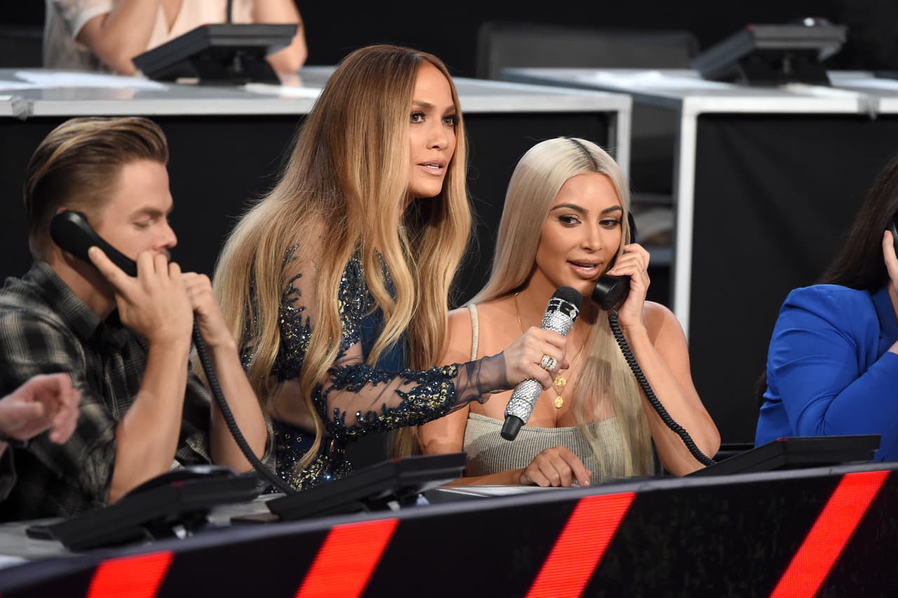 Con el mismo atuendo posó a lado de Kim Kardashian, otra de las celebridades que recaudó fondos vía teléfonica.