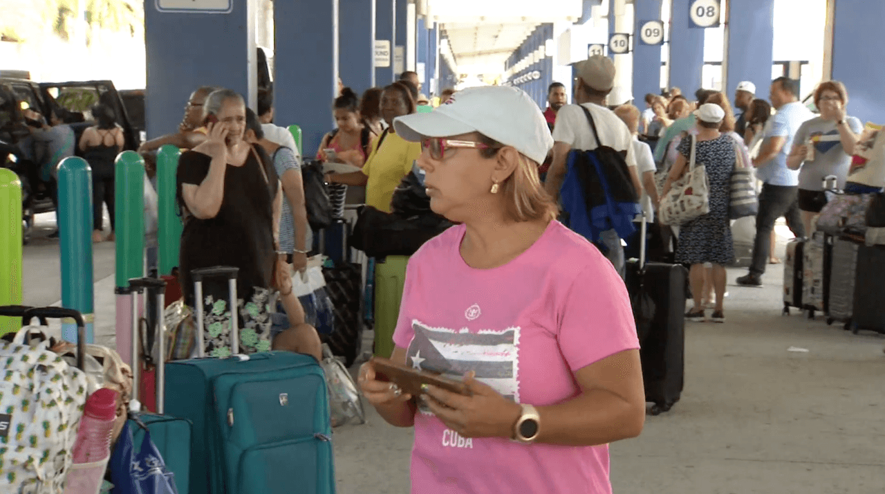 En un tuit la empresa que opera los barcos 'Majesty of the Seas' y el 'Empress of the Seas' explicó que durante el 2019, han asegurado puertos alternativos. "Estamos en el proceso de comunicar los nuevos itinerarios a nuestros huéspedes y socios de viajes”.