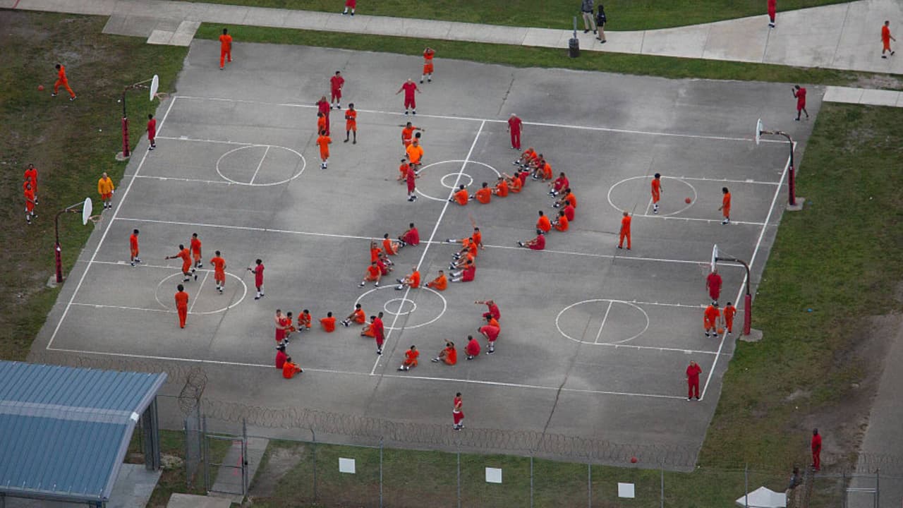 Si tienes asilo pendiente y cometes un delito, podrías terminar en detención migratoria: lo que debes saber