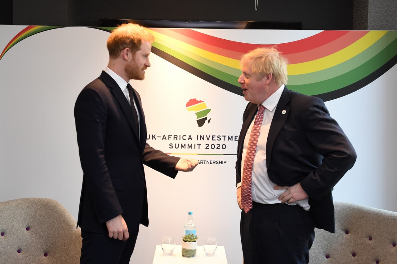 En las imágenes, Boris Johnson se ve interesado en lo que dice el duque de Sussex.