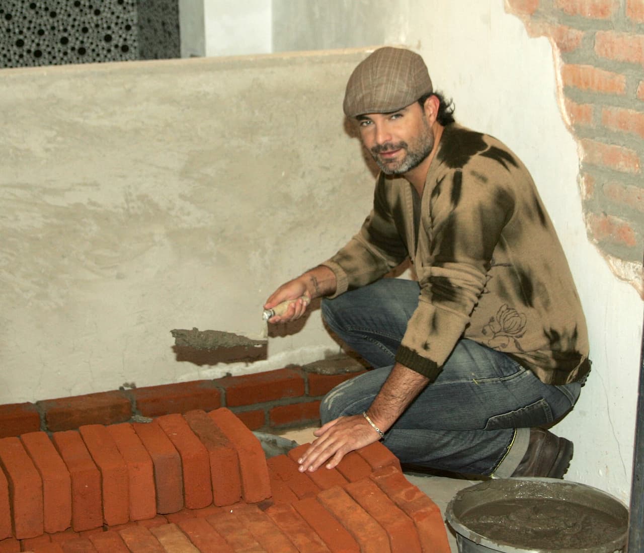 Islas
<b> </b>ha vivido su pasión como actor a través de diversos papeles y también siendo productor, además, expresó su deseo por dirigir.