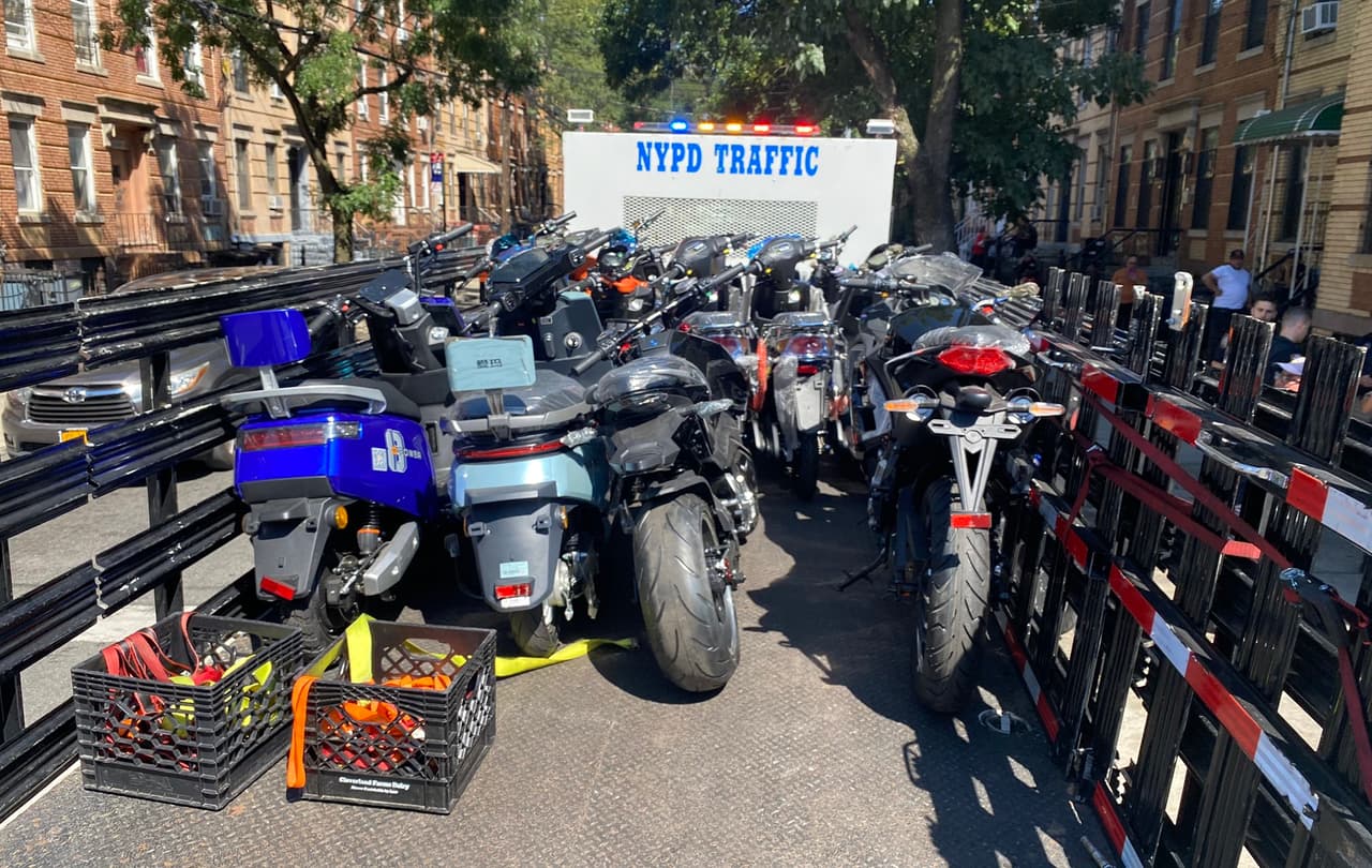 Multan a cinco tiendas por vender motocicletas ilegales en Queens
