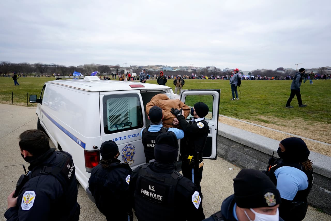 Un manifestante siendo arrestado en el National Mall de Washington DC, unas horas antes del conteo de los votos del Colegio Electoral que reconocerá la victoria de 
<a href="https://www.univision.com/temas/joe-biden"><u>Joe Biden</u></a>.
