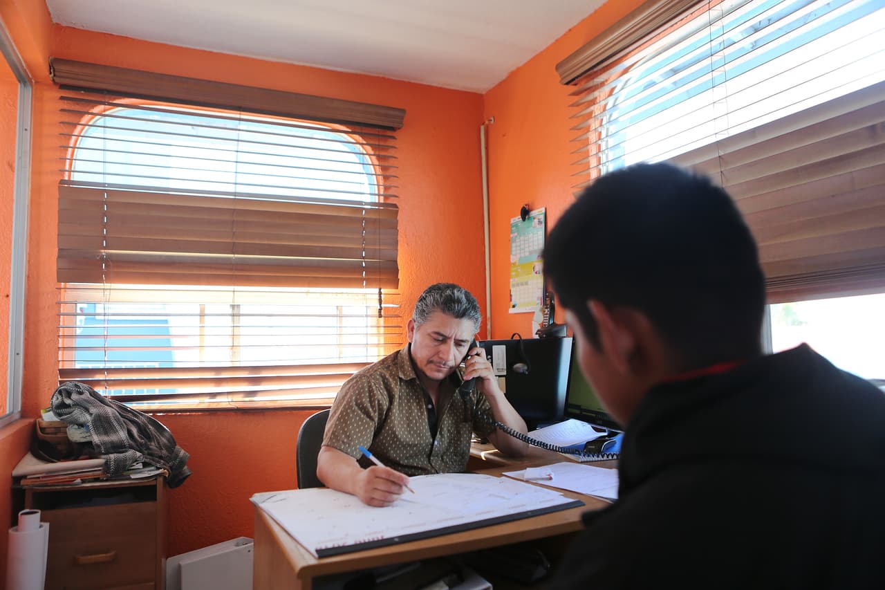 Un joven de 17 años de Guerrero es atendido por un trabajador de un albergue de menores migrantes en Tijuana