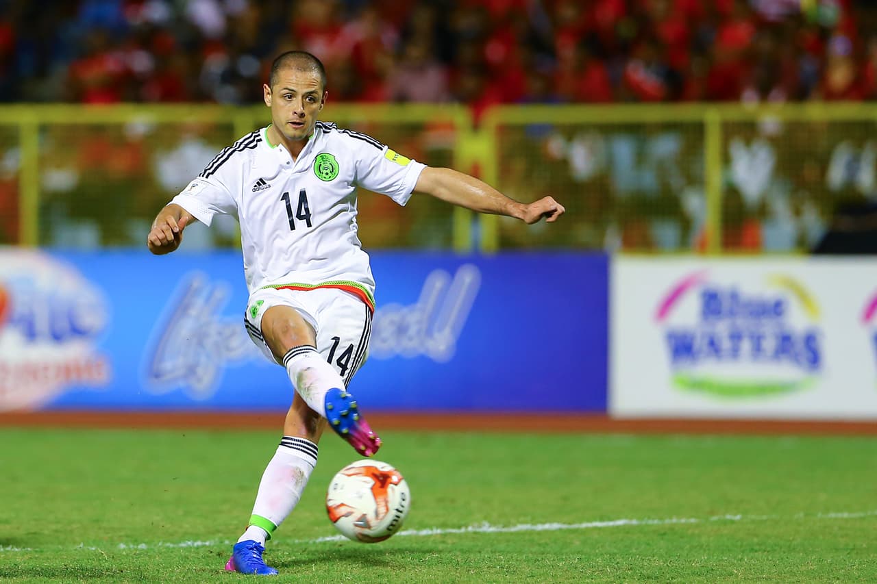 Desde Francia es claro que Lyon quiere fichar al mexicano Javier Hernández. El atacante llegaría para ocupar el lugar del francés Alexandre Lacazette, jugador que interesa a Liverpool, Atlético de Madrid y Arsenal y por el que los franceses perdirían 50 millones de euros. Con 7 de esos millones traerían a 'Chicharito', primer nombre en carpeta.