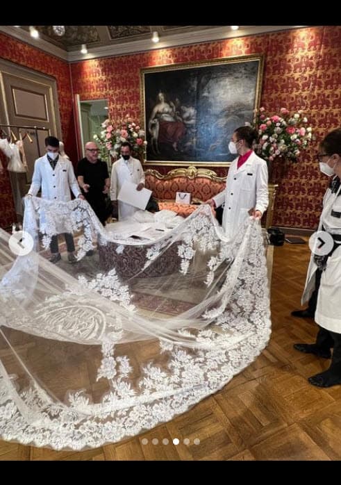 El velo bordado tenía la imagen de la Virgen María junto con las siguientes palabras: "Respeto", "Familia" y "Lealtad".
<br>