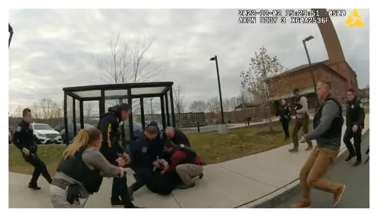 En cuanto Christopher Francisquini se acostó sobre el piso, los agentes se precipitaron para colocarle las esposas.