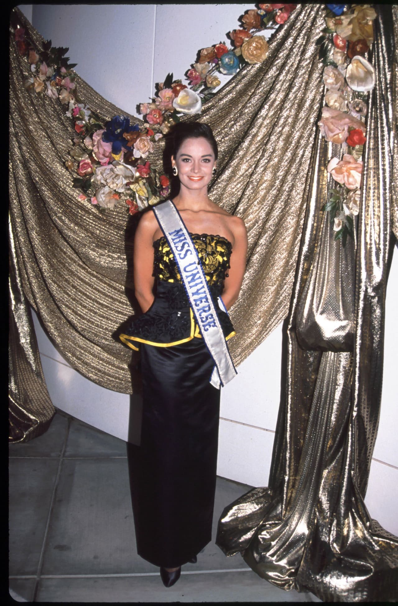 De acuerdo con diferentes páginas de Facebook, el vestido fue una creación del diseñador Ricardo Suárez.