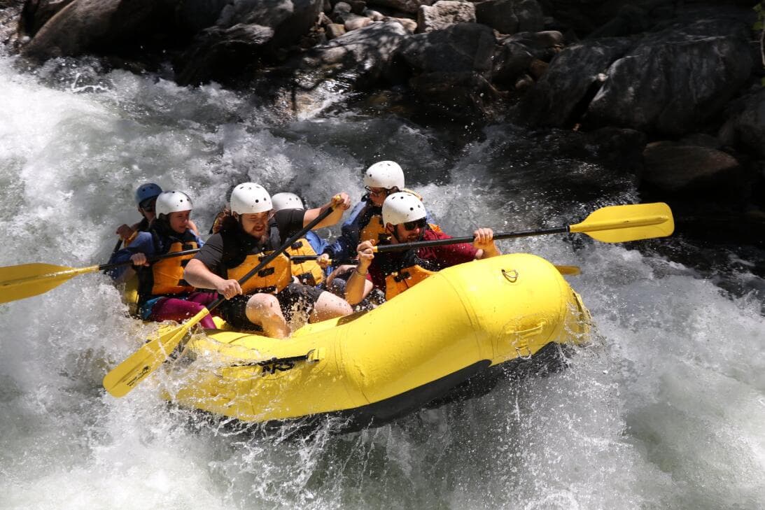 2. 
<b>Conquista las alturas y los ríos del estado</b>. Agrega adrenalina a tu fin de semana y vete de aventuras 
<b><a href="https://www.univision.com/local/atlanta-wuvg/rios-georgia-verano-vacaciones-fotos">en una balsa por los rápidos de los ríos de Georgia</a></b> o conquista tu temor a las alturas 
<b><a href="https://www.univision.com/local/atlanta-wuvg/mejores-aventuras-montana-georgia-verano-fotos">atravesando zip lines por las montañas</a></b>.