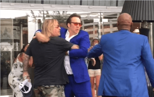 OMG! Vince Neil se puso súper violento con una fanática de su gran amigo Nicolas Cage.