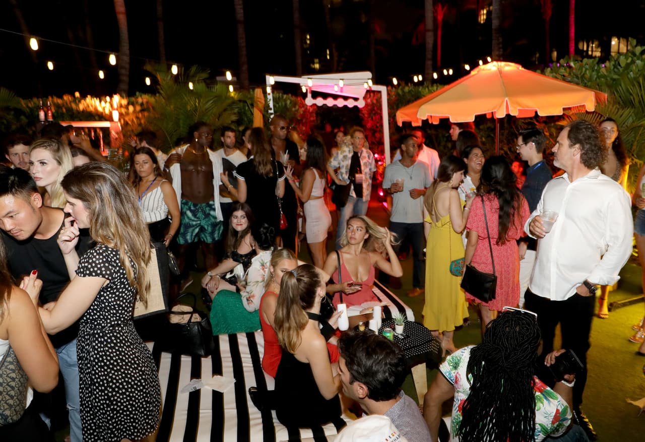 Mientras se acerca el año nuevo muchas personas planean tomarse algunas copas en las celebraciones. Por esto quizá despierten el 1 de enero del 2020 con la popular resaca. Aquí les entregamos algunos consejos para combatirla.