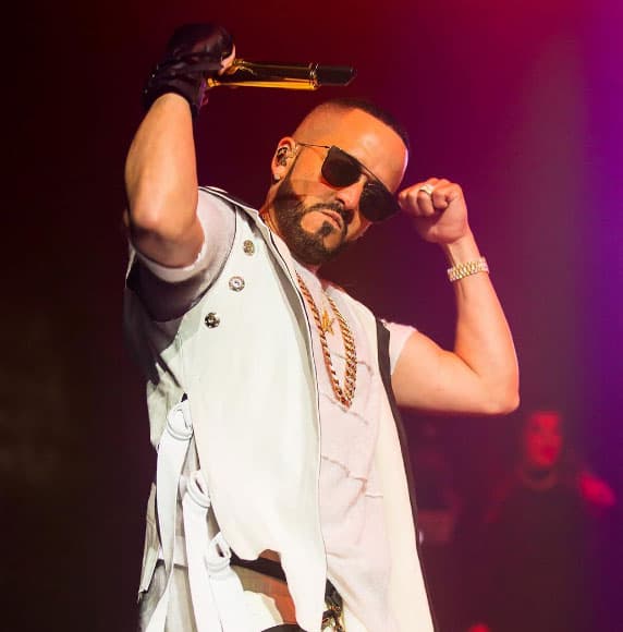 Por estas 20 fotos y muchísimos motivos más le enviamos muchas felicitaciones y bendiciones a Yandel. ¡Por un año increíble!