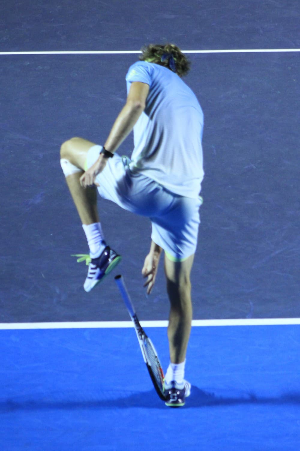 La herramienta de juego de Zverev no sufrió daño entonces y el tenista la levantó con una peculiar técnica con los pies.