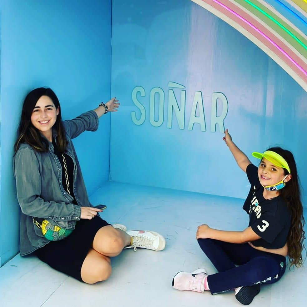 Son casi 15 años de diferencia entre las hijas de Mauricio Aspe. Aunque se llevan varios años se llevan bien, así lo ha mostrado el actor en sus redes sociales.