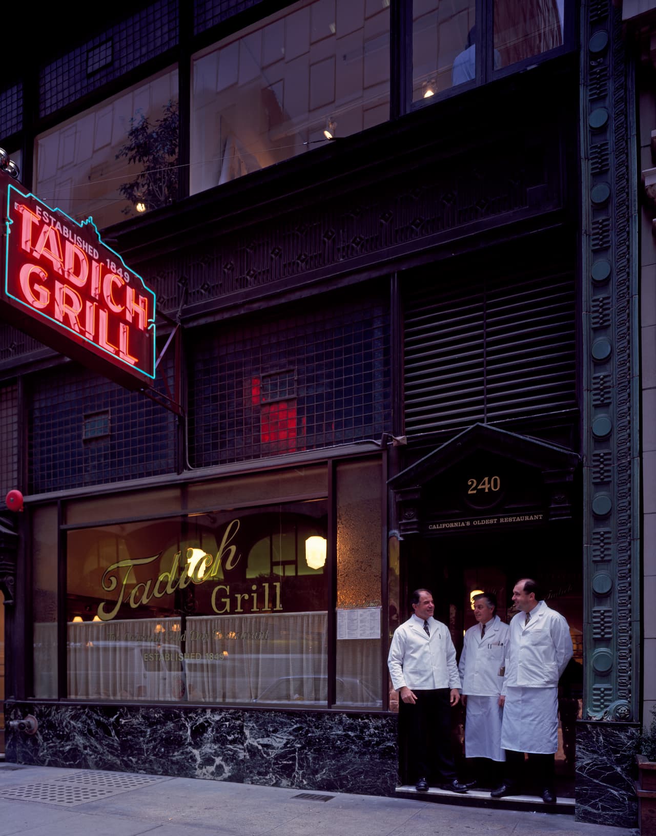 <b>Tadich Grill. San Francisco, California. Fundado en 1849.</b> Las raíces de este restaurante, considerado el más antiguo de California, se encuentran en un puesto de café junto al muelle que fue instalado por tres inmigrantes croatas y que se hizo conocido por ser 
<a href="https://tadichgrillsf.com/"><u>pionero en el pescado a la parrilla</u></a>. En la década de 1960, Wells Fargo Bank compró la manzana entera donde estaba pero retrasó las demoliciones hasta encontrarle a Tadich Grill un nuevo local. El director ejecutivo del banco era un cliente diario del restaurante.