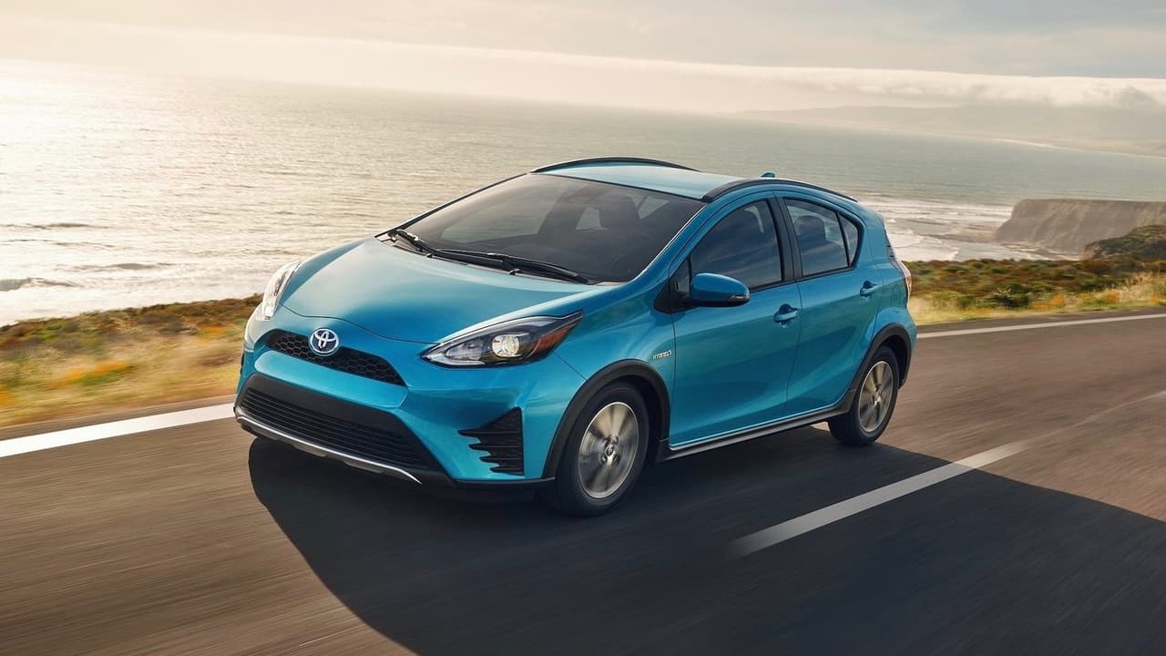 <h3 class="cms-h3-H3">Toyota Prius C - 0 a 60 mph en 11.3 segundos</h3>
<br>
<br>Al menos el subcompacto híbrido de Toyota tiene la excusa de que fue creado como un auto de ciudad, de hecho la 'C' en su nombre indica 'City Car'. Su tren motriz híbrido desarrolla unos escasos 99 caballos de fuerza pero retorna un encomiable combinado de consumo de 48 millas por cada litros de gasolina utilizado. El Prius C es también práctico y atractivo, solo no te pongas a tratar de alcanzar a nadie en la autopista si no quieres que se rian de ti.