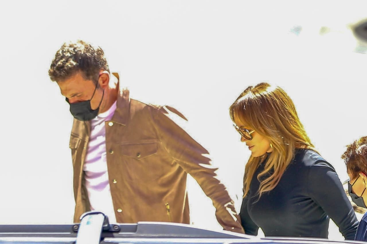 Los reportes de que estaban saliendo iniciaron solo dos semanas después de que Jennifer López anunció el 
<b><a href="https://www.univision.com/famosos/jennifer-lopez-y-alex-rodriguez-anillo-de-compromiso-fotos" target="_blank">fin de su compromiso</a> </b>con Alex Rodríguez el pasado 15 de abril. 
<br>