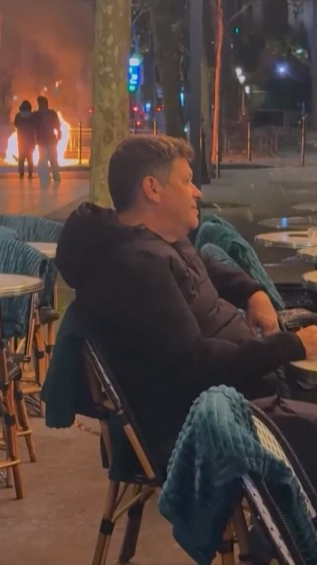 Una pareja tiene una cita en medio de las protestas en Francia